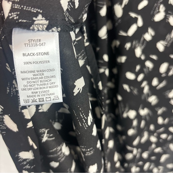 Lush Warren Split Neck Patterned Blouse. Size large - Picture 10 of 10